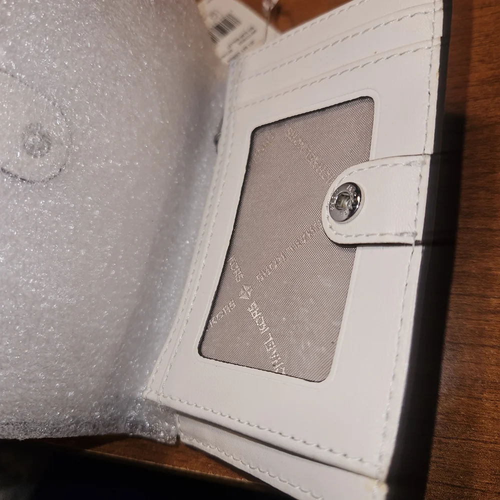 Michael Kors White Wallet - Picture 4 of 5